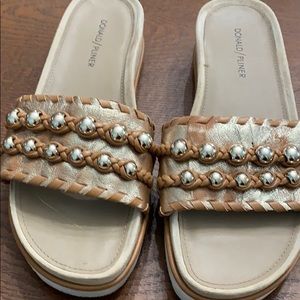 Slide sandal. Very comfy and neutral.